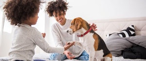 Mère et fille caressant leur chien